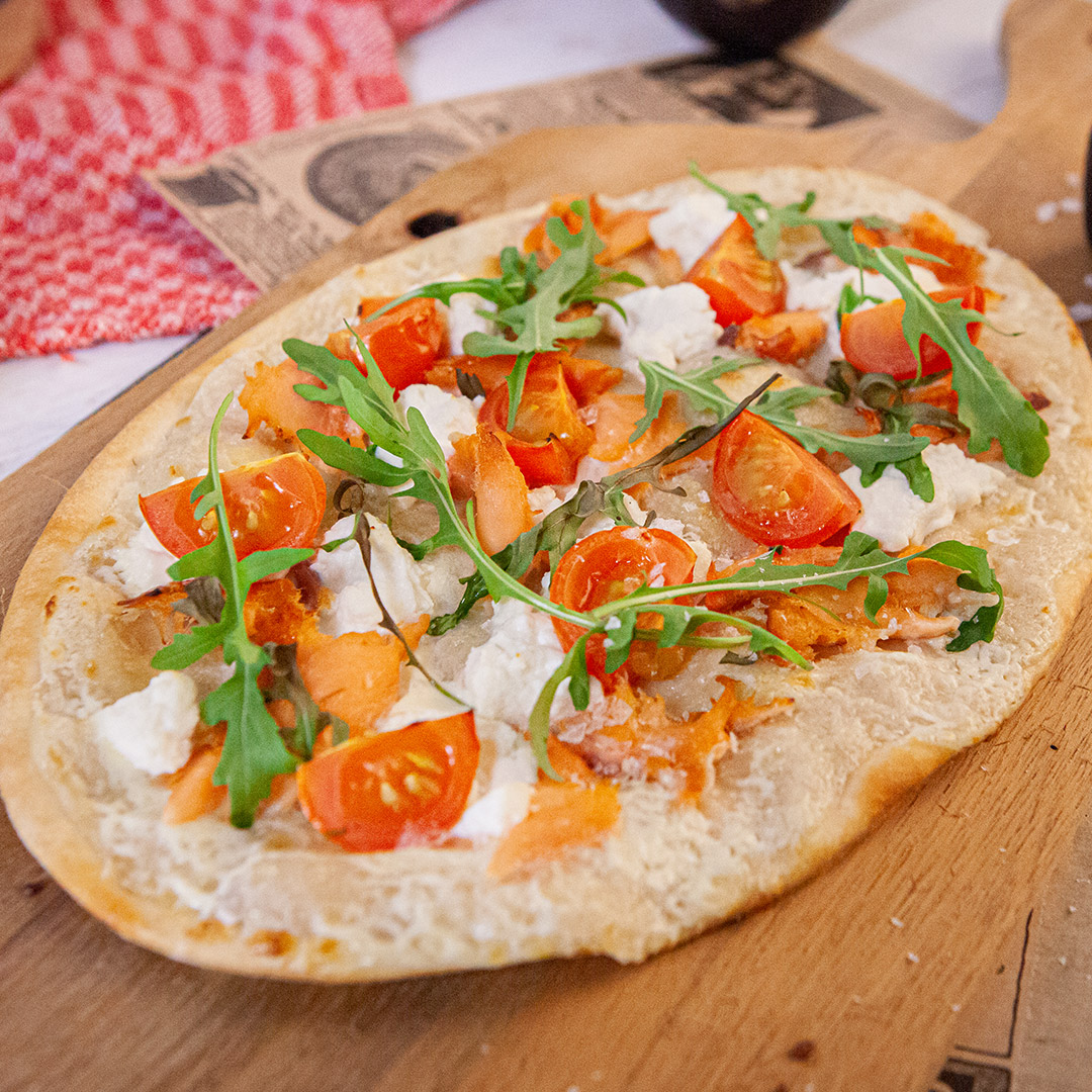 Recept flammkuchen warm gerookte zalm met ricotta, rucola & tomaat