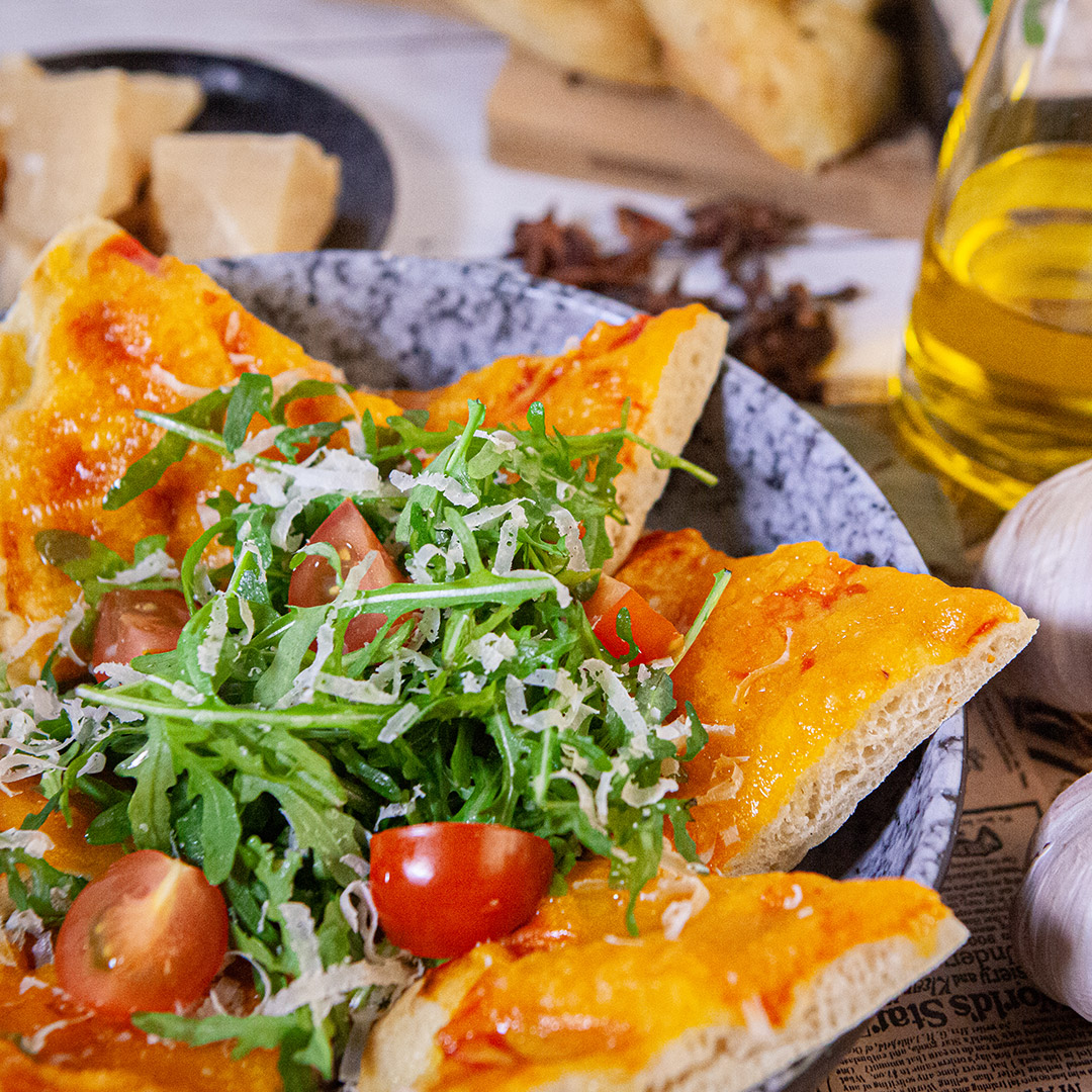 Recept flatbread pizza met kaas, oregano, tomatensaus, rucola, Parmigiano Reggiano & citroen