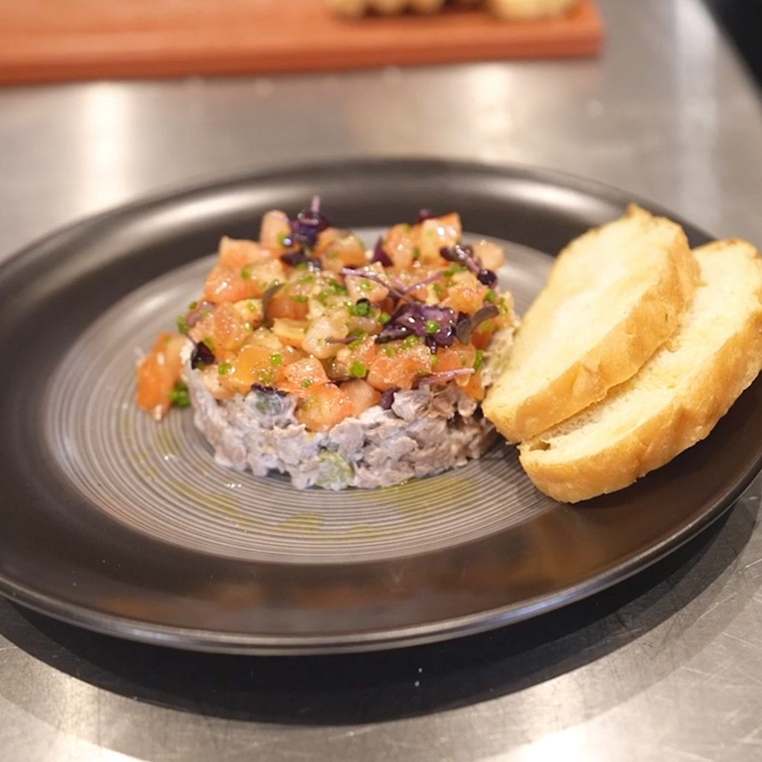 Recept Geplukte kalfssukade met een frisse tomatensalade en toast van pitabrood