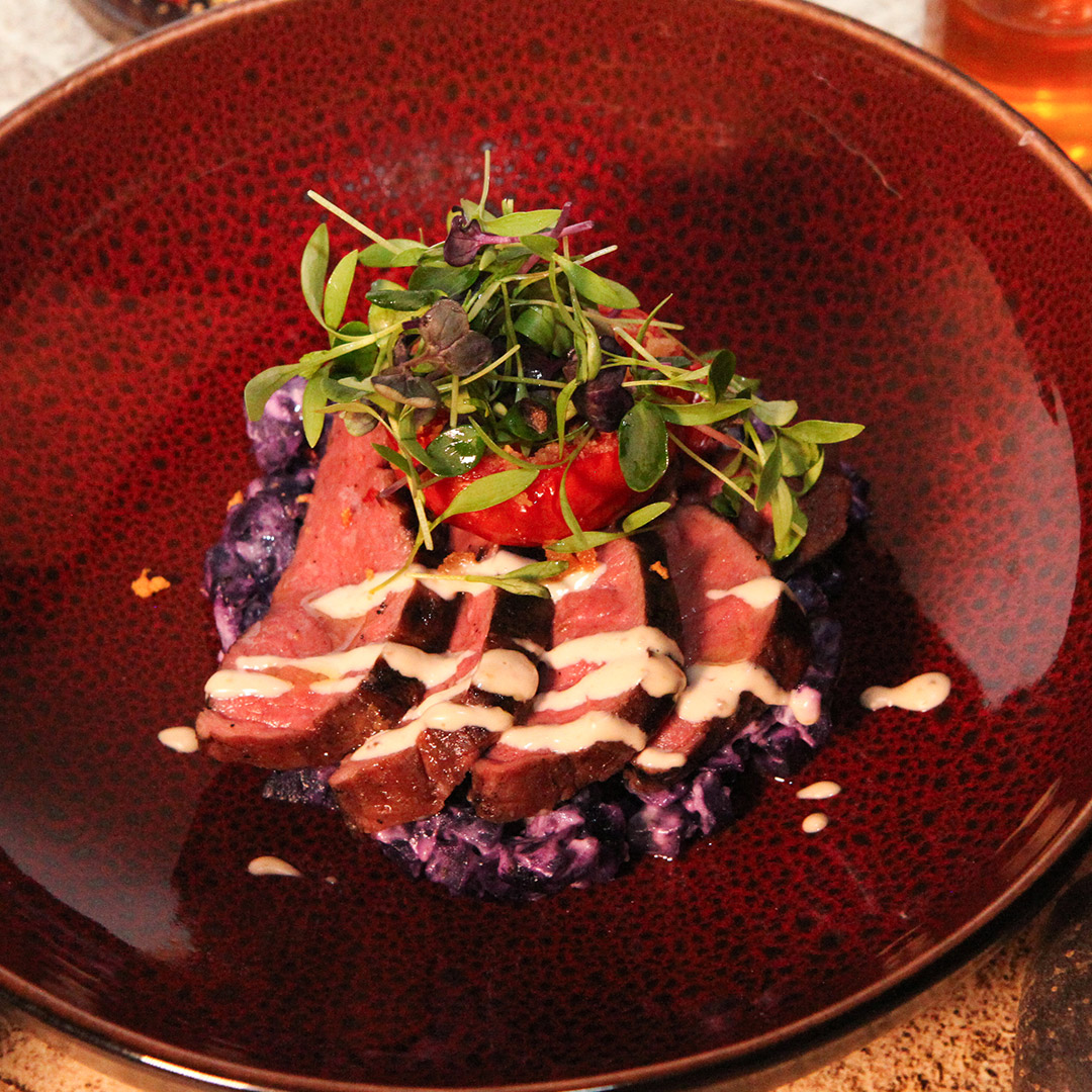 Reebout, gegaard en dun gesneden, met gekarameliseerde tomaat, salade van truffel aardappel en truffel creme saus